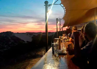 Terraza de bar con carpa beduina permanente