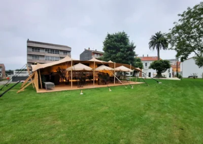 Vista frontal de carpa beduina beige