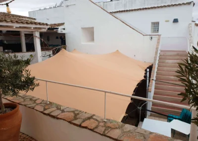 Patio interior con Carpa beduina fija