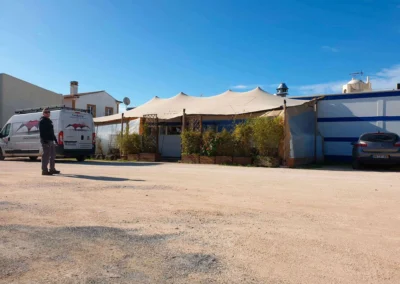 Carpa beduina permanente personalizada con equipo de Tentiberia haciendo trabajo de mantenimiento