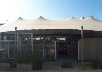 exterior de terraza con carpa beduina