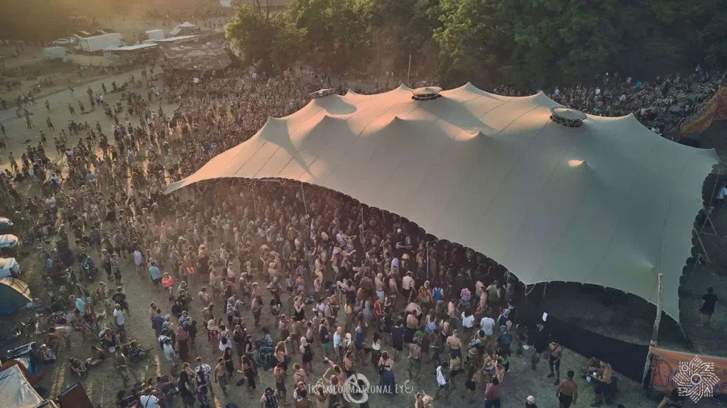 Carpa beduina en festival multitudinario