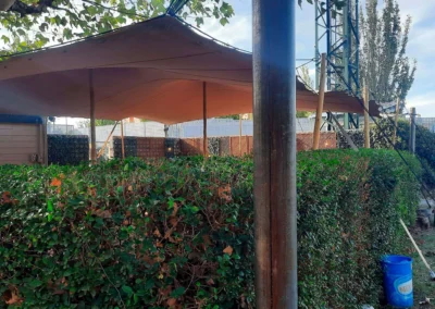 Montaje de carpa beduina permanente primer plano a postes fijos