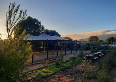 Carpa beduina con postes fijos en exterior