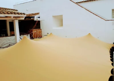 Tenso carpa a medida para proteger patio interior permanentemente