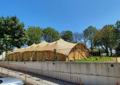 Parte exterior de carpa beduina permanente con revestimiento