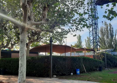 Montaje de carpa beduina permanente con postes fijos