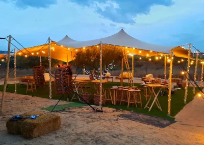 Carpa beduina con luces y decoración para evento