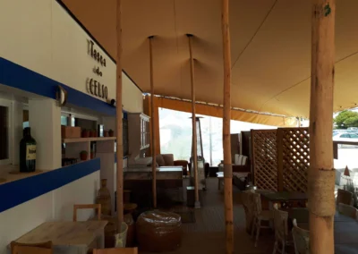 Interior de terraza con carpa beduina