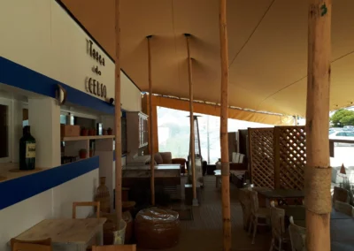 Carpa beduina con cerramientos laterales permanente para proteger terraza de bar