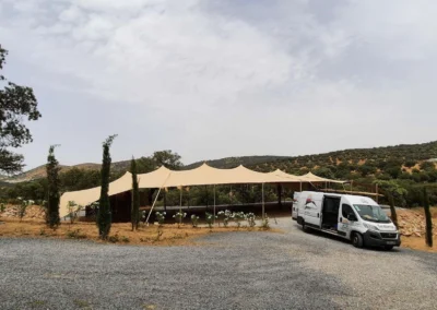 Carpa Tensada Beig con furgoneta y equipo de Tentiberia finalizando tareas de montaje/mantenimiento