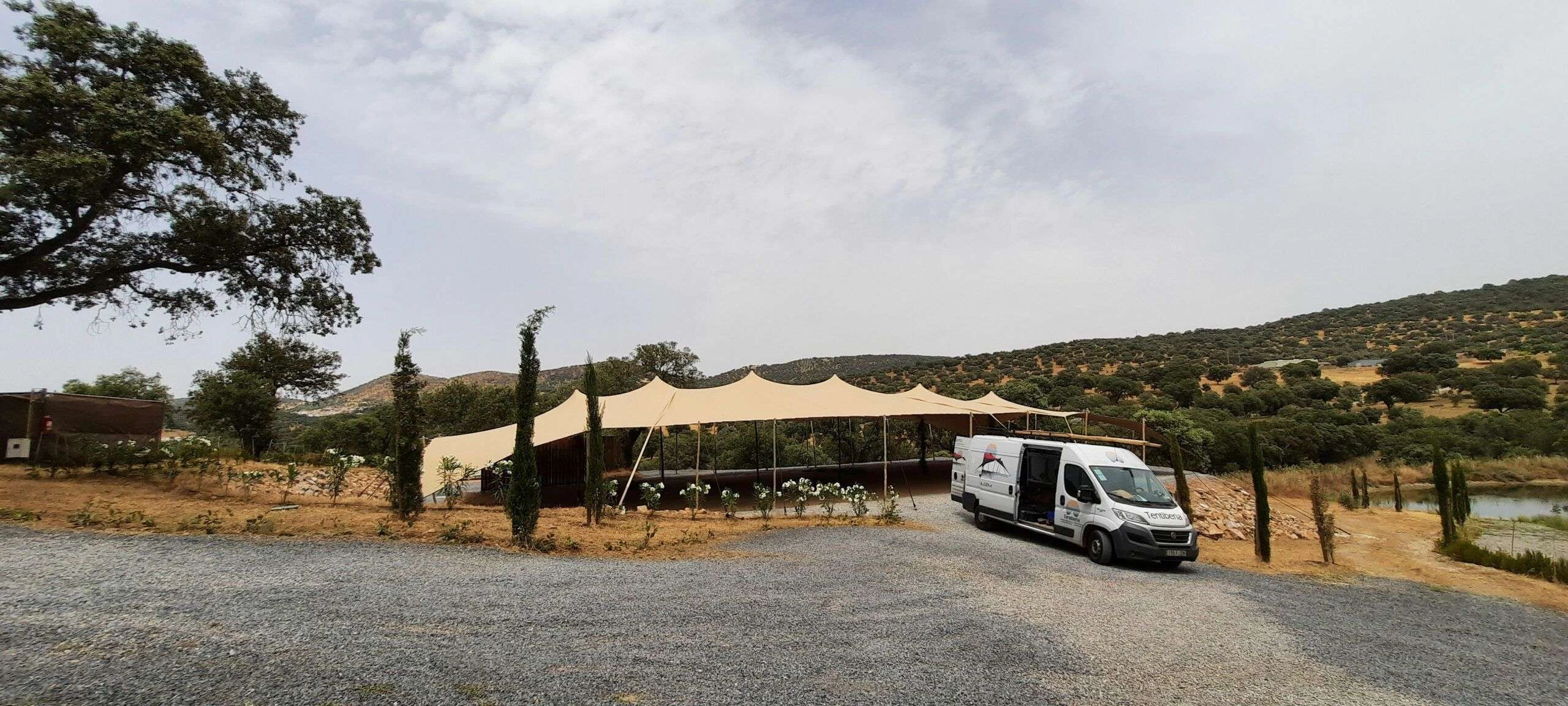 Carpa Tensada Beig con furgoneta y equipo de Tentiberia finalizando tareas de montaje/mantenimiento