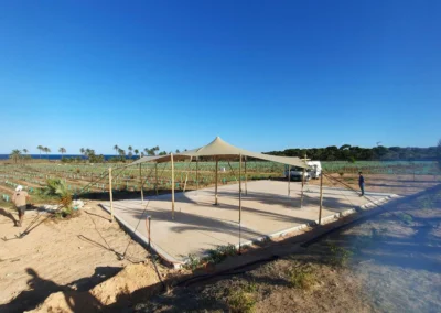 Carpa beige con plataforma permanente