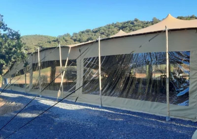 Paredes de estructura beduina con ventanas