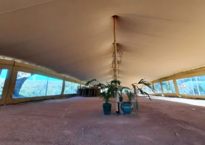 Interior de carpa tensada con cerramientos laterales Ker para crear espacio climatizado