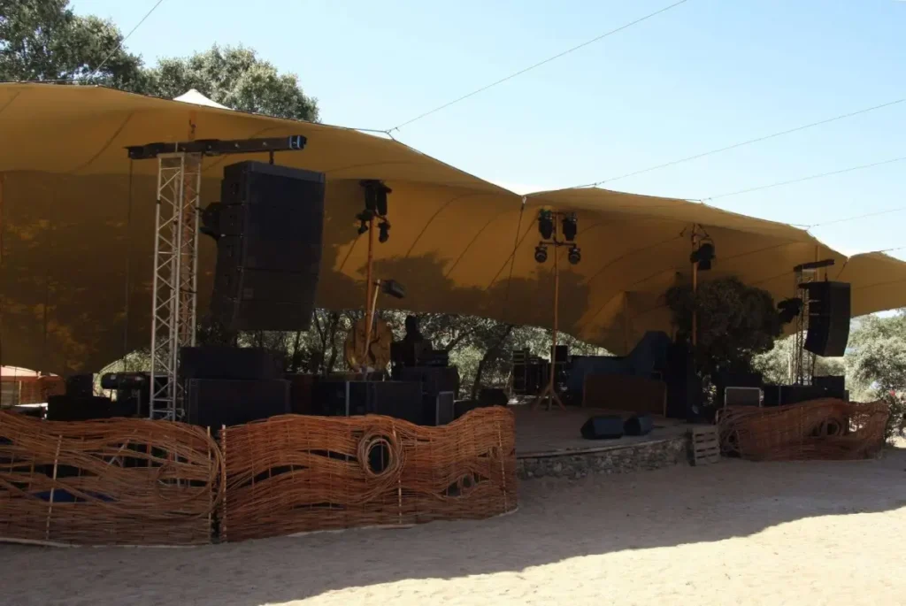 Escenario Cubierto con carpa beduin