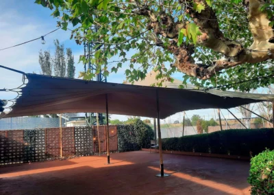 Esquinas de carpa beduina a anclajes en pared