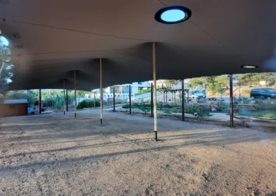 Carpa beduina con postes fijos en exterior y respiraderos en interior