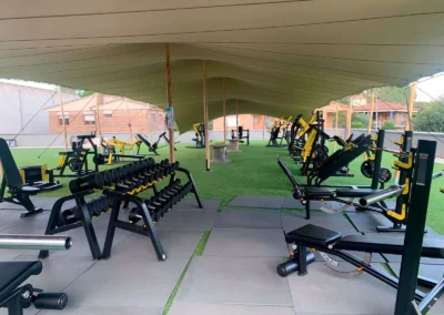 Gimnasio exterior con carpa beduina permanente