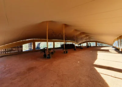 Interior de carpa cerrada por los cuatro costados