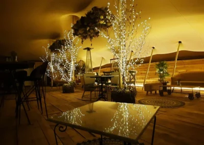 Interior de carpa beduina con cerramiento por todos los laterales