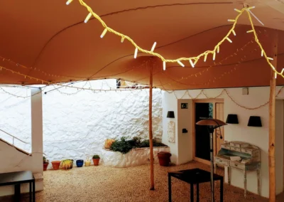Interior de carpa beduina permanente con luces y decoración