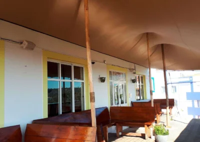 Interior de Terraza de bar con carpa beduina permanente