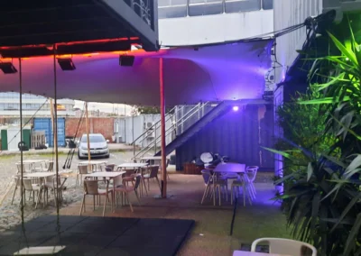 Interior de carpa beduina iluminado