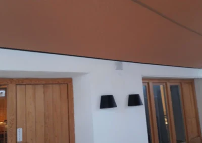 Montaje permanente anclado a muro de forma segura y elegante