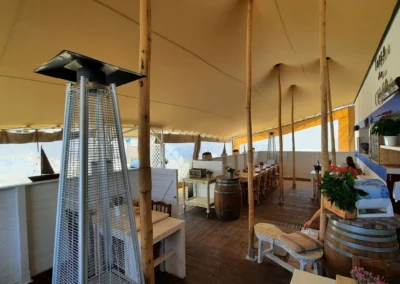 Interior de terraza con carpa beduina y cerramientos laterales para proteger del viendo y tierra