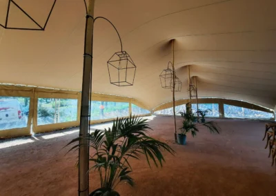 Interior de carpa tensada con cerramientos laterales para proteger del aire
