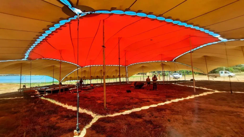Montaje de Varias carpas con formas y colores