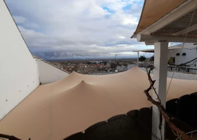Montaje a medida de carpa tensada permanente