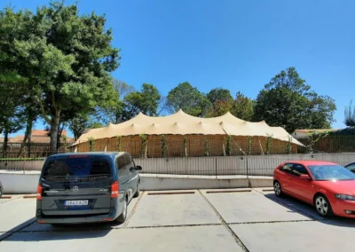 Parte exterior de carpa beduina permanente fijado a muro