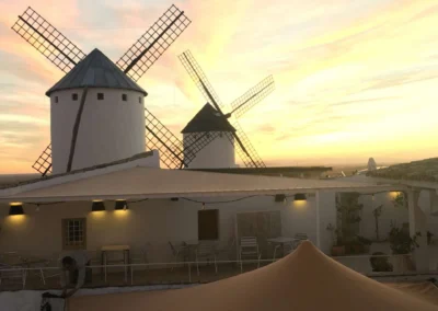 Paisaje carpa beduina tensada con molinos al aterceder