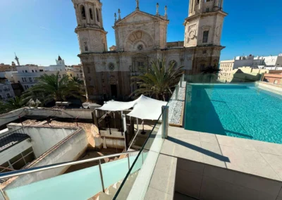 Piscina, terraza, iglesia y carpa beduina