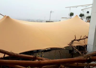 Vista superior de patio interior con carpa beduina