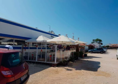 Terraza con sombrillas antes de solución beduina