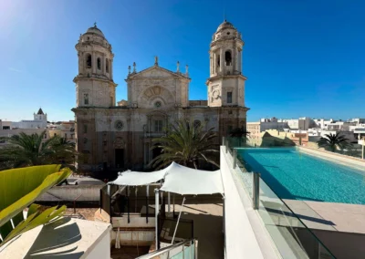 Vista de catedral con Carpa beduina