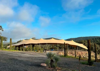 vista lateral montaje permanente de carpa para eventos